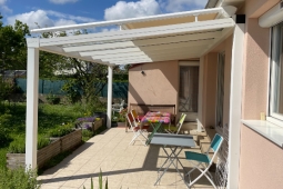 Pergola en aluminium - couverture en verre + store sur toiture